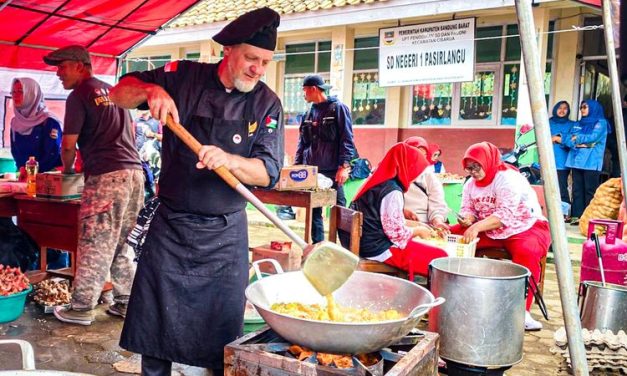 Chef Perancis Masak 700 Paket Makanan Di Pengungsian Longsor Cisarua