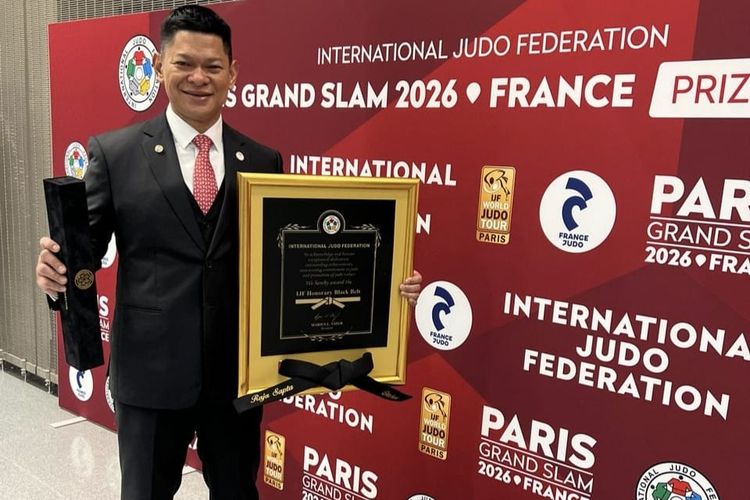 Raja Sapta Oktohari Terima Penghargaan Tertinggi Dari Federasi Judo Internasional