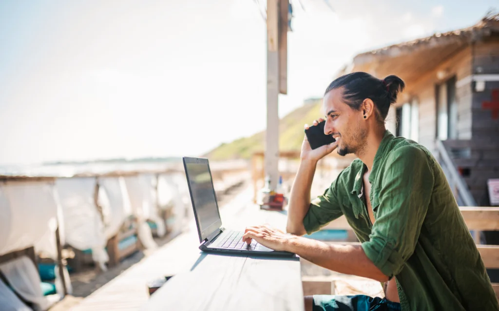 Kehidupan Digital Nomad VS Nomaden Tradisional, Apa Bedanya?