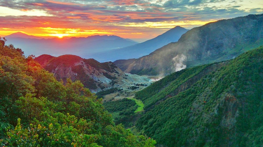 Pegunungan Nusantara: Keindahan Alam Dan Aktivitas Wisata